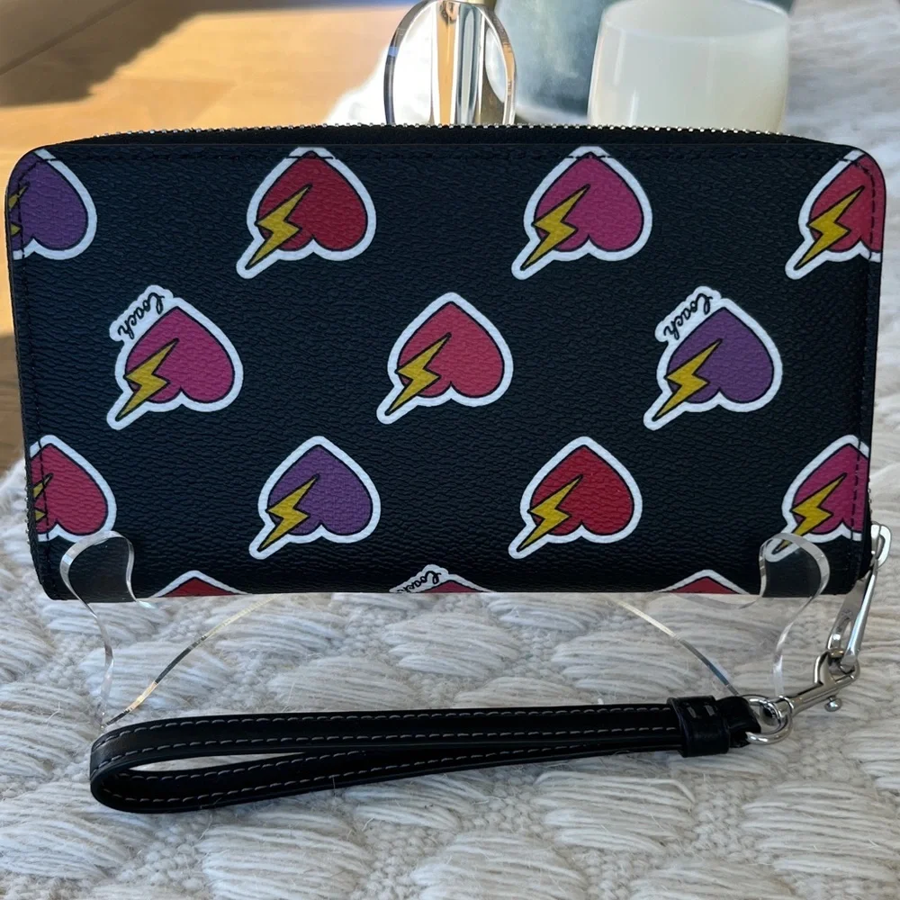 NWT COACH LONG ZIP AROUND WALLET WITH HEART BOLT PRINT